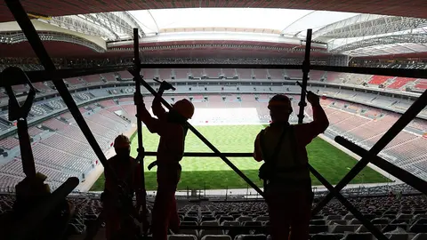 Obreros denuncian esclavitud en construcción de estadios de Qatar 2022
