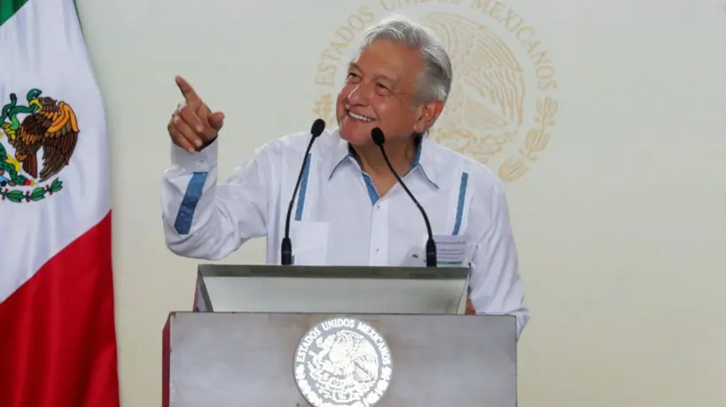 Joven 'pinta dedo' a López Obrador durante evento en Yucatán