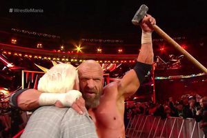 Triple H derrota a Batista y salva su carrera en WM 35
