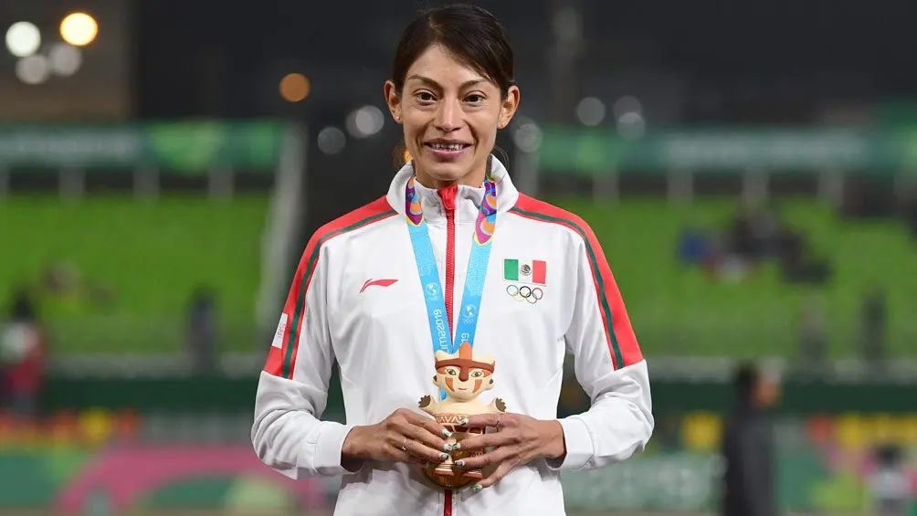 Laura Galván posa con la medalla de oro en Lima | MEXSPORT
