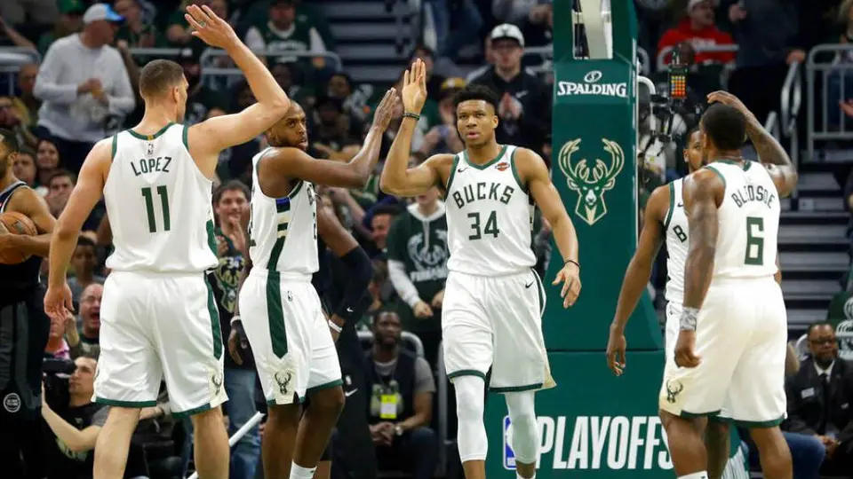 Bucks aplasta sobre la duela a Pistons y pone la serie 2-0