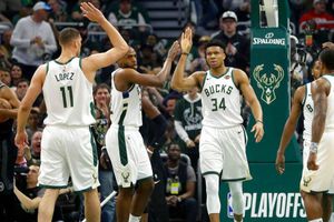 Bucks aplasta sobre la duela a Pistons y pone la serie 2-0