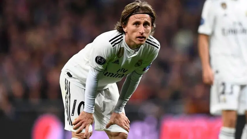 Luka Modric, durante un duelo con el Real Madrid | TWITTER @lukamodric10