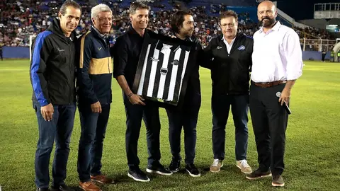 Celaya rindió homenaje a Míchel González en el amistoso contra Pumas