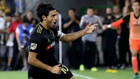 Vela regresa de lesión con gol en empate de LAFC ante Philadelphia Union
