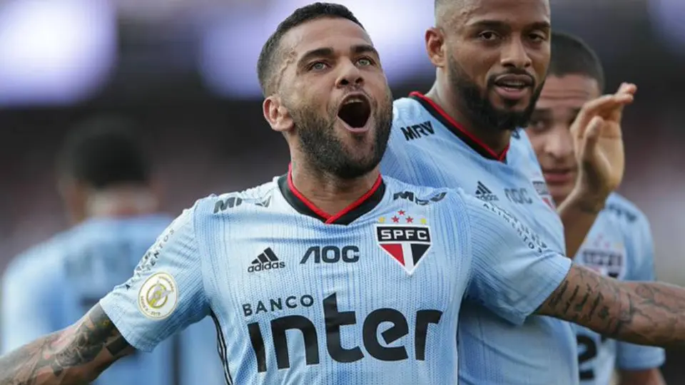 Dani Alves debutó con gol en la victoria del Sao Paulo ante Ceará