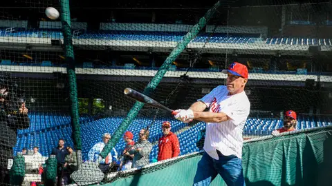 Bruce Willis comete un 'epic fail' en partido de beisbol y desata abucheos