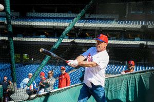 Bruce Willis comete un 'epic fail' en partido de beisbol y desata abucheos