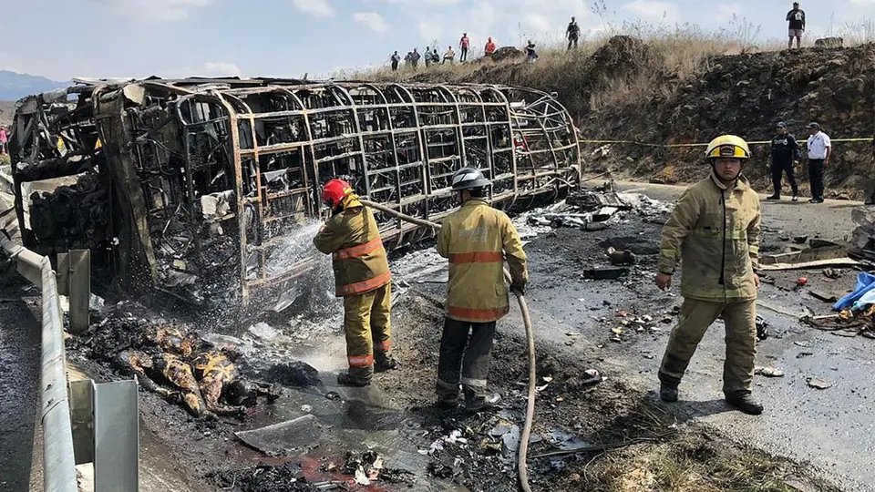 Choque entre autobús de peregrinos y tráiler deja 21 muertos en Veracruz