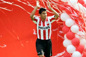 PSV felicita a Carlos Salcido recordando uno de sus golazos