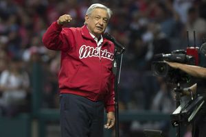 AMLO se reúne con Rob Manfred, comisionado de MLB