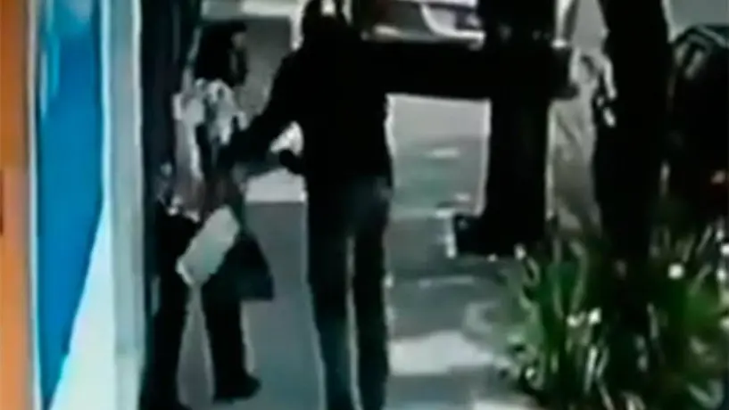 Señora de la tercera edad enfrenta a ladrón y evita robo