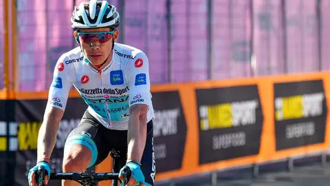 Ciclista golpea a aficionado durante el Giro de Italia