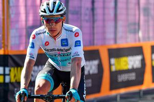 Ciclista golpea a aficionado durante el Giro de Italia