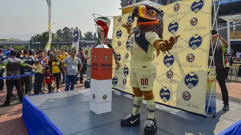 América presume la Copa MX en la explanada del Estadio Azteca