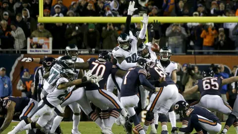 Fallido gol de campo de Chicago, desviado por jugador de Eagles