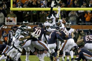 Fallido gol de campo de Chicago, desviado por jugador de Eagles