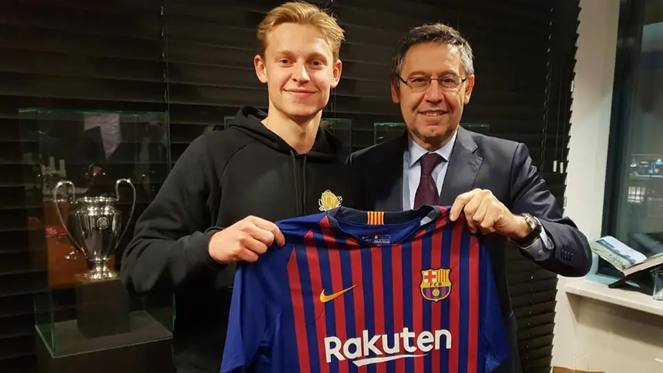 Barcelona hace oficial el fichaje de Frenkie de Jong