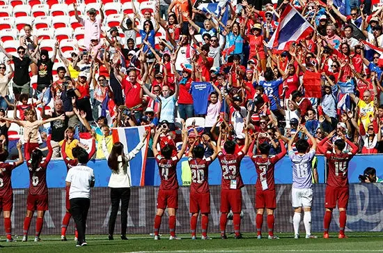 Jugadoras de Tailandia agradecen a su afición