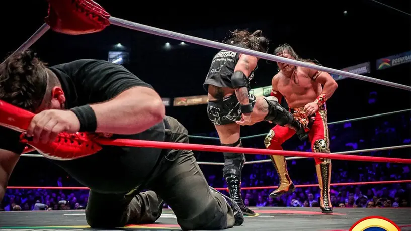 Último Guerrero se llevó la lucha contra Ciber por descalificación