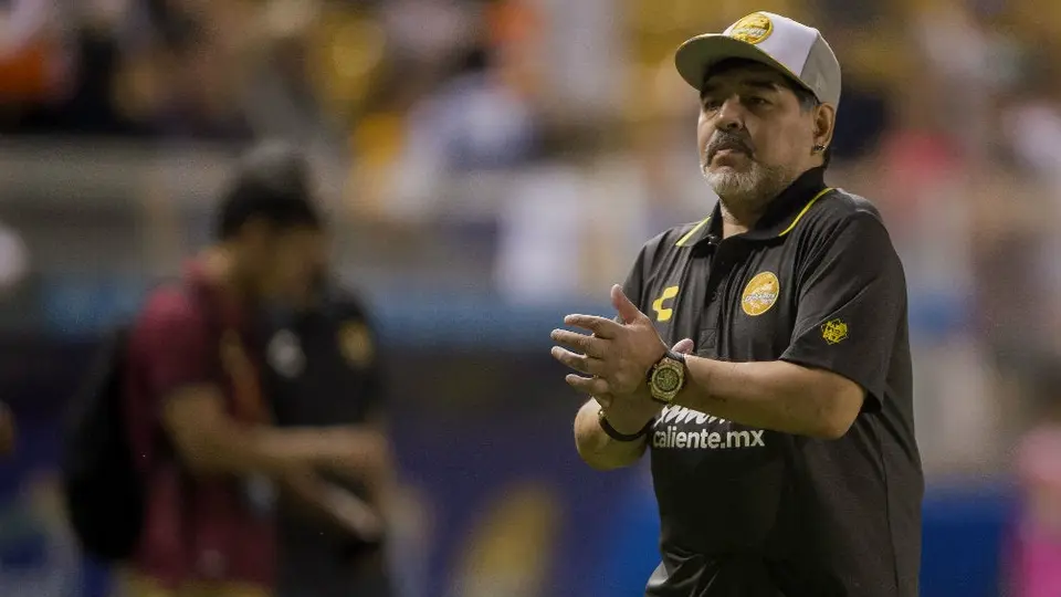 Maradona exige a la policía que aleje a fotógrafos