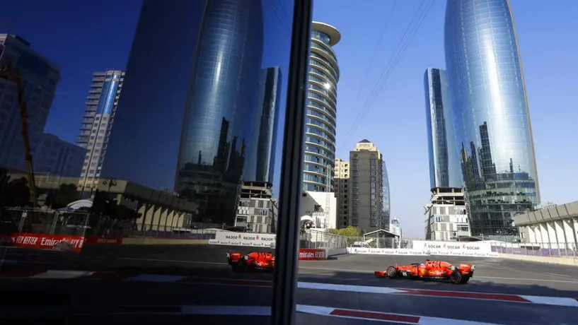Práctica del GP de Azerbaiyán, cancelada por tapa de alcantarilla