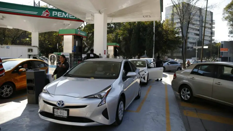 Banda ameniza largas filas de espera en gasolinería