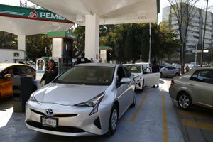 Banda ameniza largas filas de espera en gasolinería