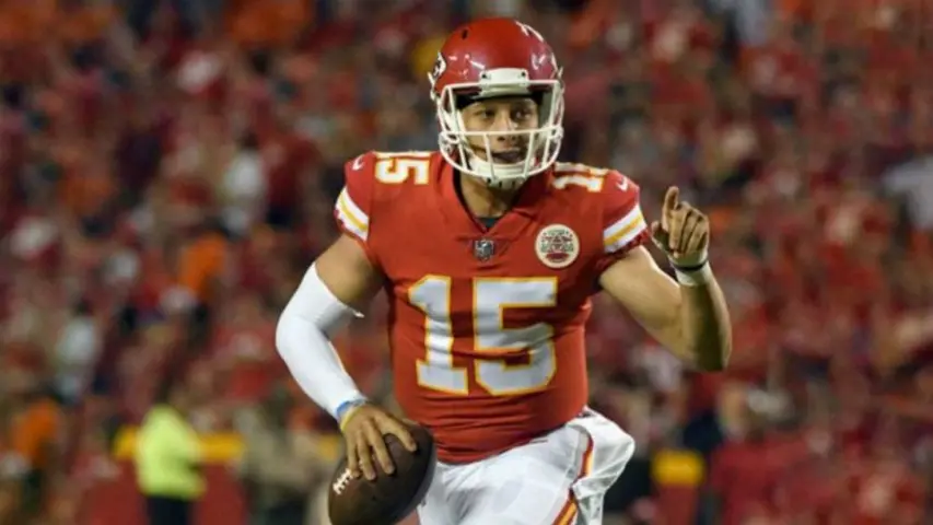 Patrick Mahomes, a punto de lanzar un pase con los Chiefs | AP