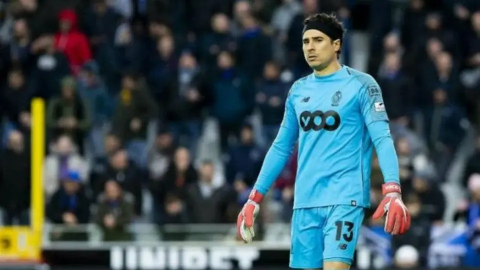 Memo Ochoa, trolleado por su esposa con los 15 años de su debut