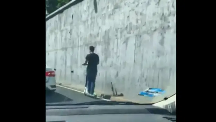 Usuario de scooter es captado circulando sobre Viaducto
