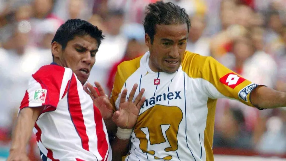 Ailton disputa el balón con Salcido en un duelo en CU del 2004 | MEXSPORT