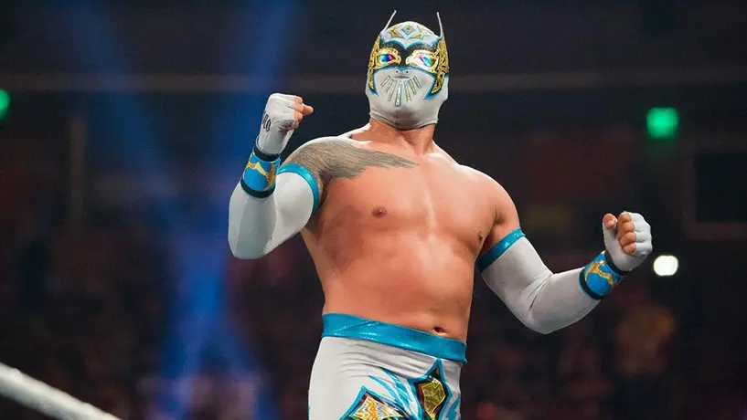 Raúl Jiménez presume máscara que Sin Cara le envió