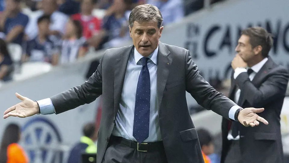Míchel cree que falta de contundencia en Pumas es por ansiedad 
