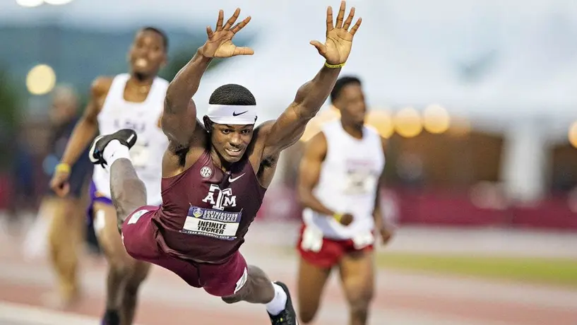 Atleta firma victoria en carrera con un salto al estilo 'Pantera Negra' de Marvel