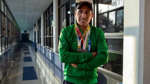 Medallista invidente canta en el metro por falta de apoyo de Conade