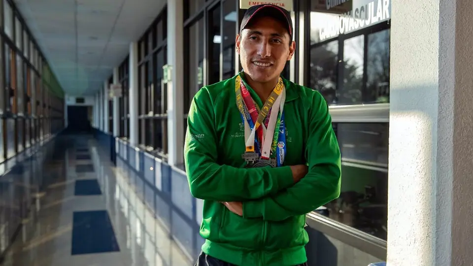 Medallista invidente canta en el metro por falta de apoyo de Conade