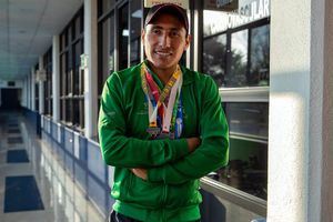 Medallista invidente canta en el metro por falta de apoyo de Conade