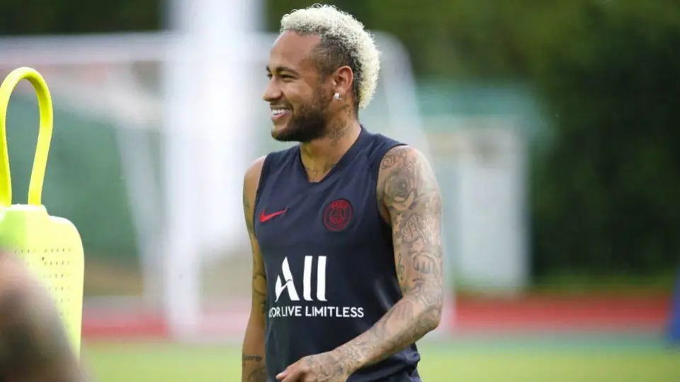 Abogado de Neymar llegó a Barcelona para cerrar posible fichaje