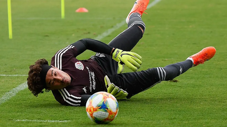 Martino dejará a Guillermo Ochoa como suplente ante Venezuela