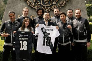 Club de Cuervos se queda con las ganas de conocer a AMLO