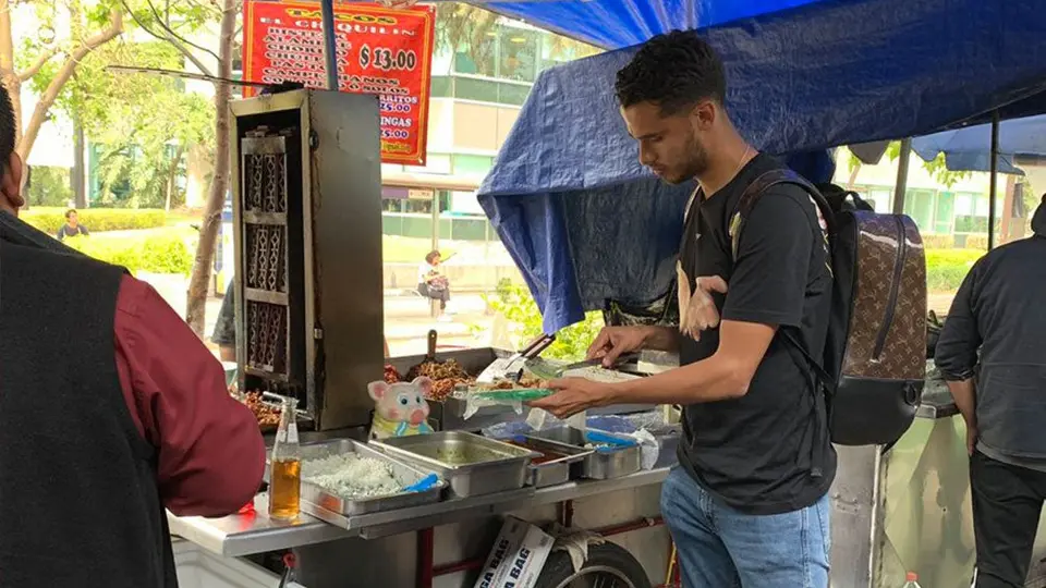 Diego Reyes presume foto comiendo tacos en México