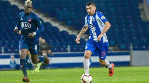 Tecatito Corona, suspendido dos partidos en Champions League