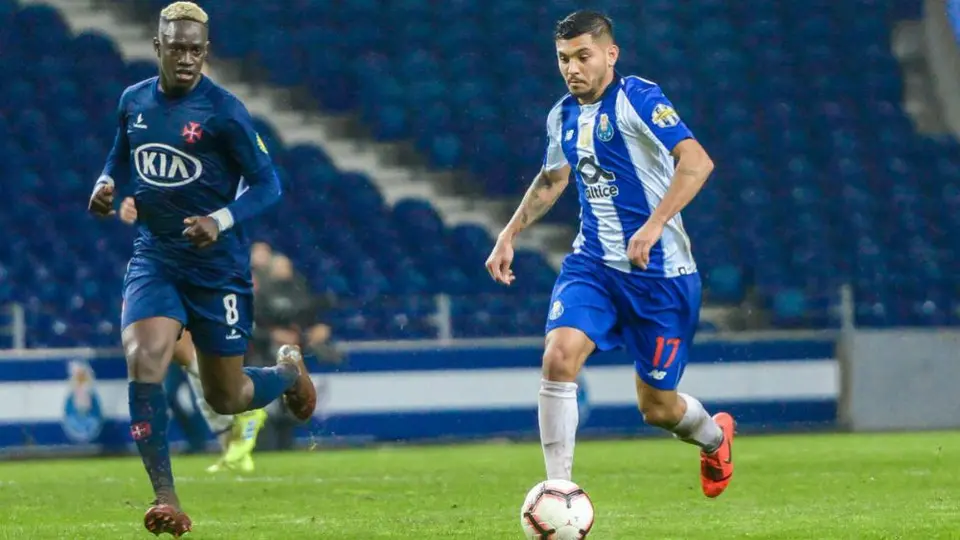 Tecatito Corona, suspendido dos partidos en Champions League