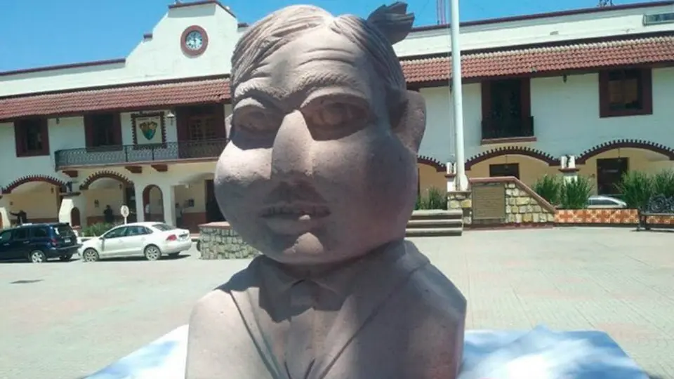 Creador de polémica escultura de Juárez 'vuelve a la carga' con una de AMLO
