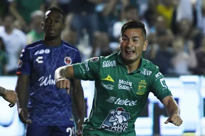 Jean Meneses 'trollea' a Nico Castillo en la Selección Chilena