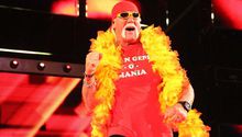 'Si no luchas en WWE, tu historia está incompleta': Hulk Hogan a Kenny Omega