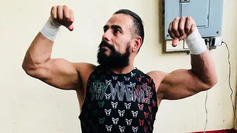 Rey Wagner reta a Blue Demon Jr. a lucha máscara contra cabellera