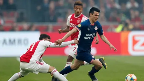 Ajax suma 'puntos de oro' contra PSV y Chucky Lozano