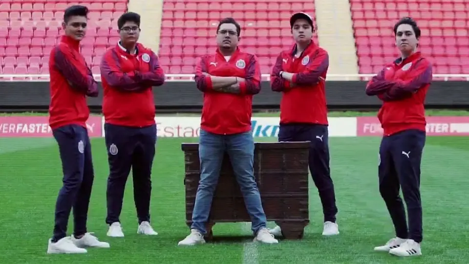 Chivas presenta flamante equipo para Clash Royale